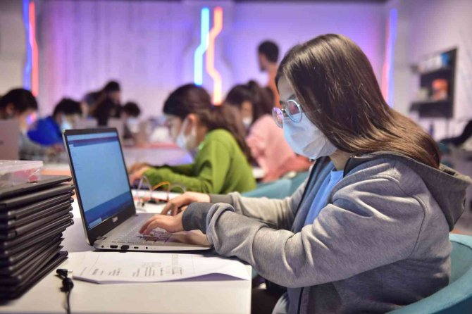 Öğrenciler, Ara Tatilde ‘Bilim Ve Teknoloji Kampı’nda Buluştu