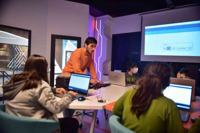 Öğrenciler, Ara Tatilde ‘Bilim Ve Teknoloji Kampı’nda Buluştu