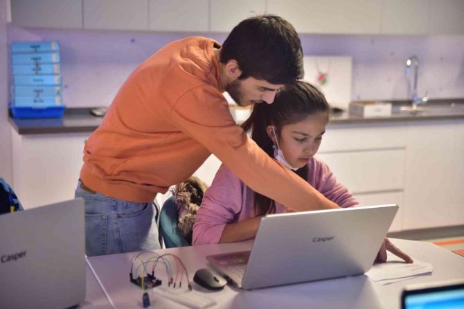 Öğrenciler, Ara Tatilde ‘Bilim Ve Teknoloji Kampı’nda Buluştu