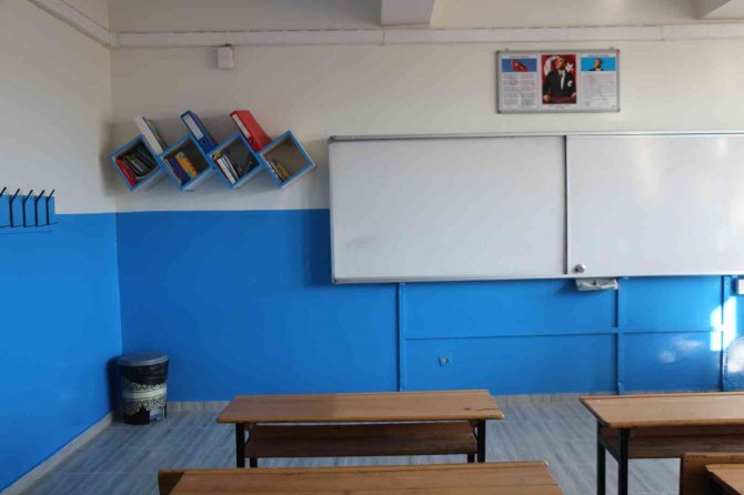 Ara Tatili Fırsat Bilen Veli Ve Öğretmenler Okulları Yeniliyor