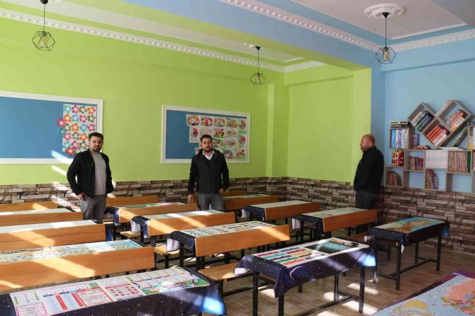 Ara Tatili Fırsat Bilen Veli Ve Öğretmenler Okulları Yeniliyor