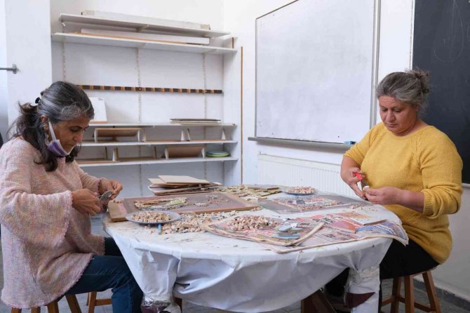 Ayvalık’ta Mahalle Evlerinden Mozaik Ve Podima Kursu