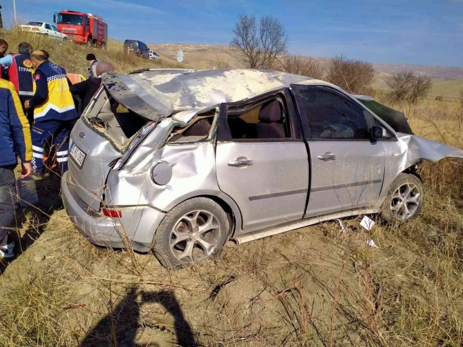 Domuz Sürüsüne Çarpan Otomobil Tarlaya Uçtu: 2 Yaralı