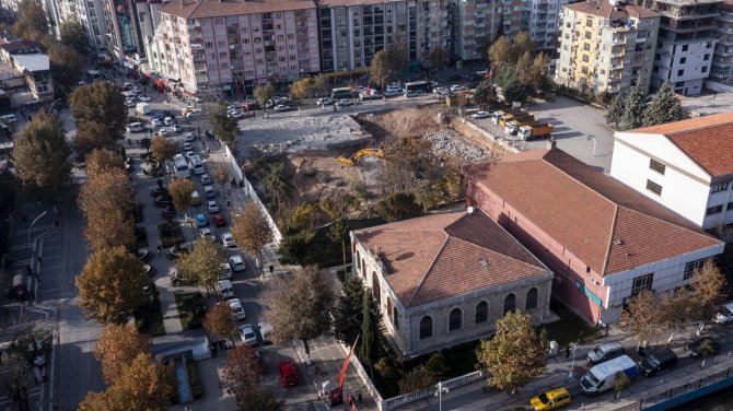 Cumhuriyet Meydanında Çalışmalar Devam Ediyor