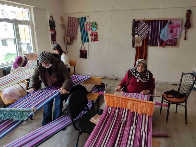 Unutulmaya Yüz Tutmuş Kilim Dokuma Kursuna Yoğun İlgi
