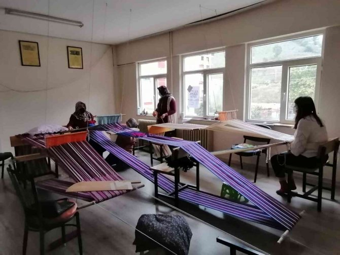 Unutulmaya Yüz Tutmuş Kilim Dokuma Kursuna Yoğun İlgi