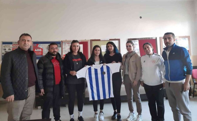 Necatibey Ortaokulu Kız Hentbol Takımı Kadrosunu Güçlendiriyor