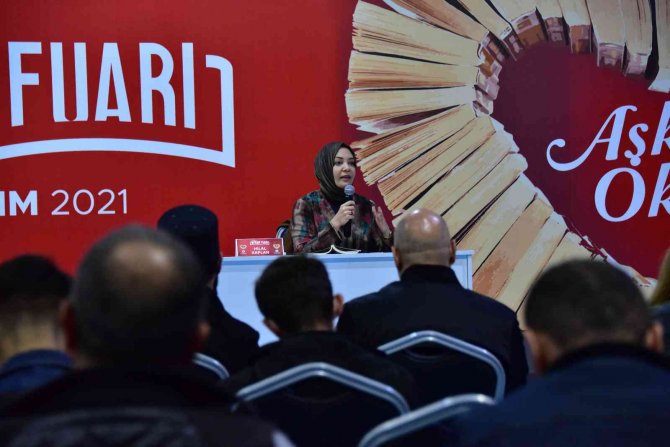 Hilal Kaplan, Tuzla Belediyesi Kitap Fuarı’nda Okurlarıyla Buluştu