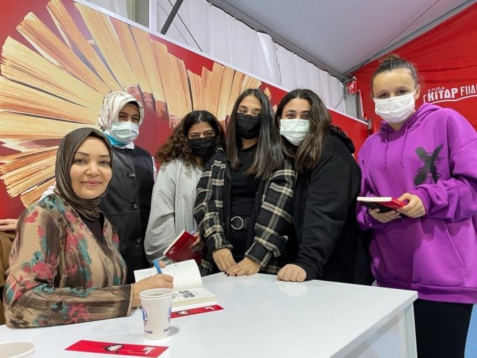 Hilal Kaplan, Tuzla Belediyesi Kitap Fuarı’nda Okurlarıyla Buluştu