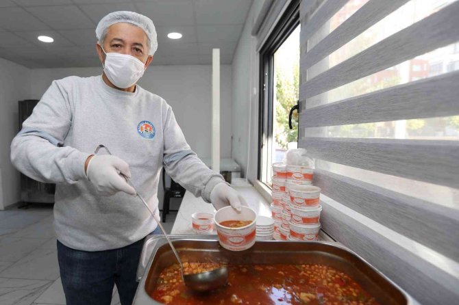 Mezitli Aşevi, Her Gün 350 Kişinin Evine Yemek Ulaştırıyor