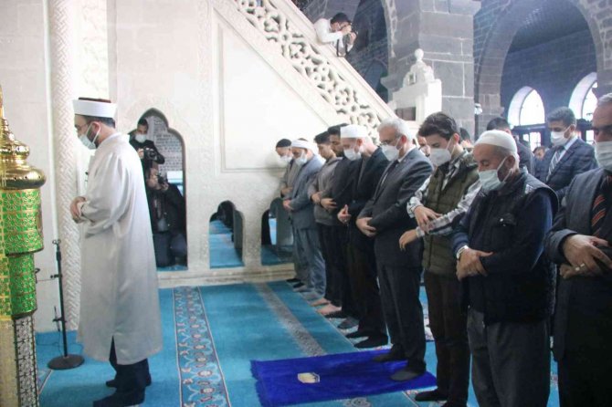 Sezai Karakoç İçin Memleketi Diyarbakır’da Gıyabi Cenaze Namazı Kılındı