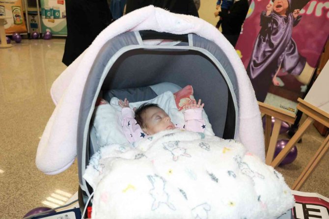 490 Gram Dünyaya Gelen Bebek 4 Ay Sonra Ailesine Kavuştu