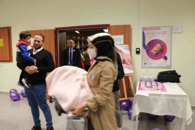 490 Gram Dünyaya Gelen Bebek 4 Ay Sonra Ailesine Kavuştu