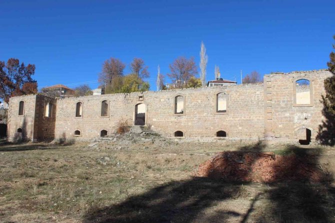 Atatürk’ün Talimatıyla Yapılan Okul Restore Bekliyor