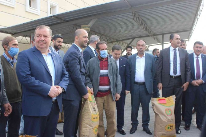 Kilis’te Çiftçilere Tohumluk Fiğ İle Arpa Dağıtıldı