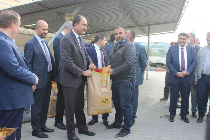 Kilis’te Çiftçilere Tohumluk Fiğ İle Arpa Dağıtıldı