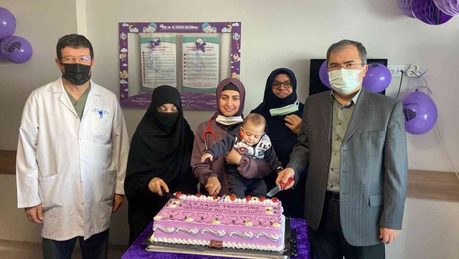 Prematüre Çocuklar İçin Pasta Kestiler