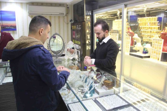 Kuyumculardan “Altına Yatırım Yapan Zarar Etmez” Tavsiyesi