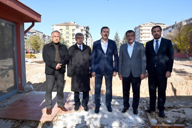 Cumhuriyet Meydanında Çalışmalar Devam Ediyor