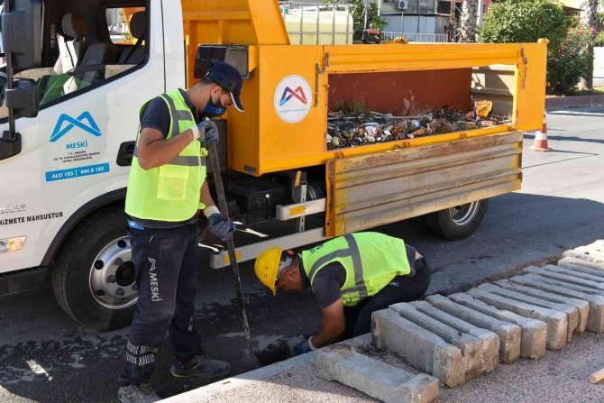 Mersin’de Su Taşkınlarının Önlenmesi İçin Izgara Temizliği Yapılıyor