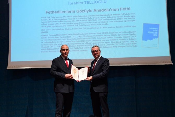 Omü’lü Öğretim Üyesi Tellioğlu Yılın Yazarı Seçildi