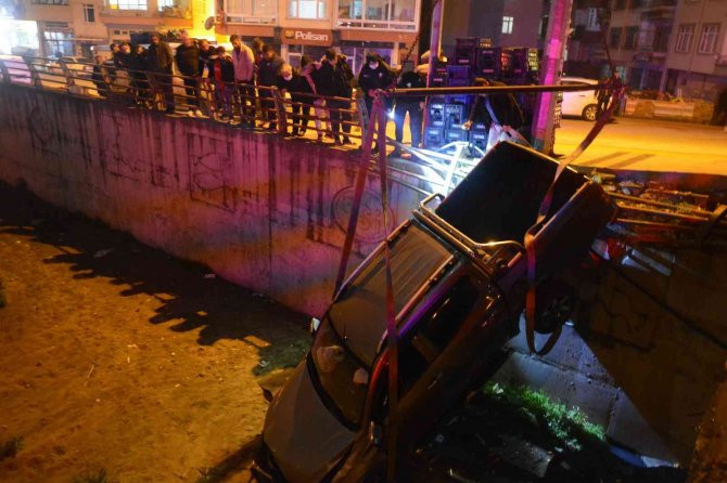 Ordu’da Kamyonet Dereye Uçtu