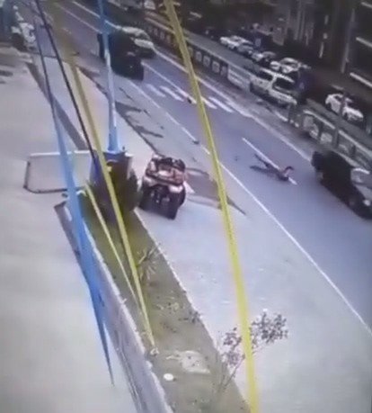 Otomobilin Yayaya Çarptığı Kaza Kamerada: 1 Yaralı