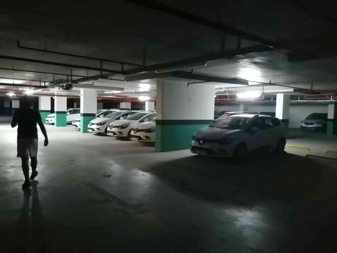 Sıfır Otolar Rezidansların Otoparklarında Stoklanıyor