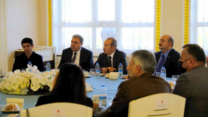 Azeri Şehit Çocukları Milli Günlerinde Unutulmadı