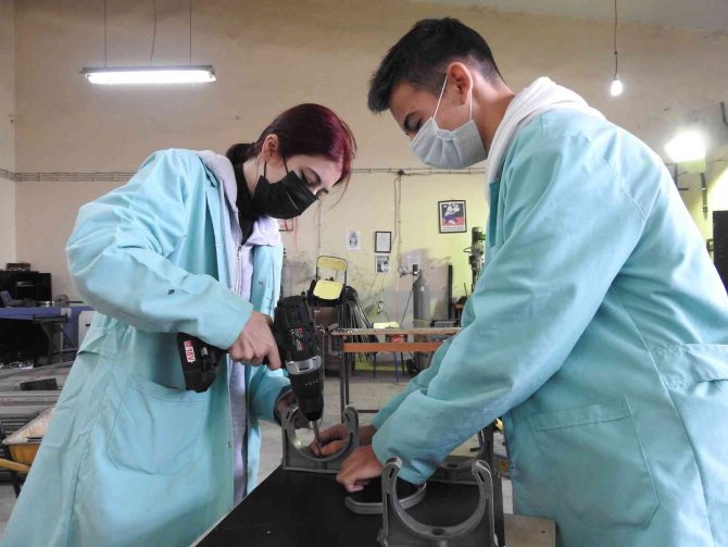 Meslek Lisesi Öğrencileri Sokak Hayvanları İçin Proje Üretti