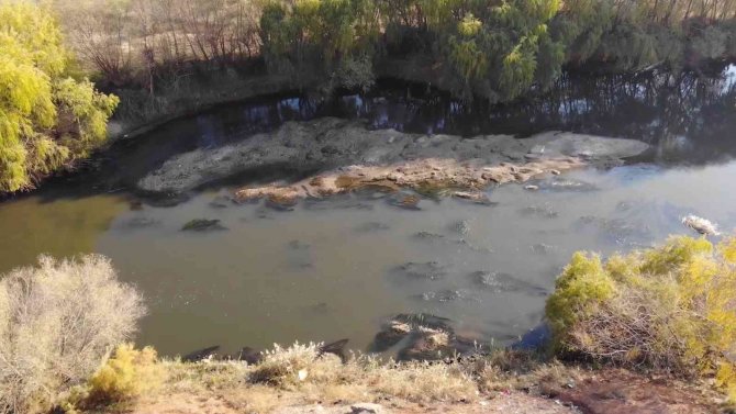 Türkiye’nin En Uzun Nehri Kızılırmak Alarm Veriyor: Su Seviyesi Azaldı, Adacıklar Ortaya Çıktı