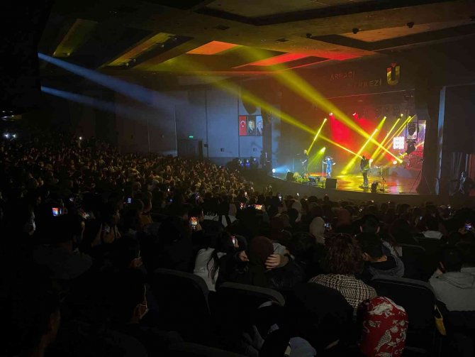 Üsküdar’da Fatma Turgut İle Rock Coşkusu Yaşandı