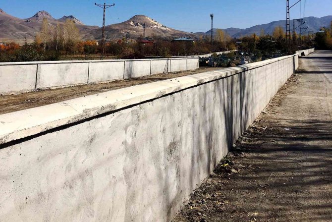 Van Büyükşehir Belediyesi Mezarlıkların Duvarlarını Yeniliyor