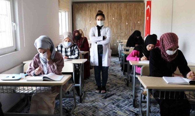 İ̇skele Adem’de Üniversiteye Hazırlanıyorlar