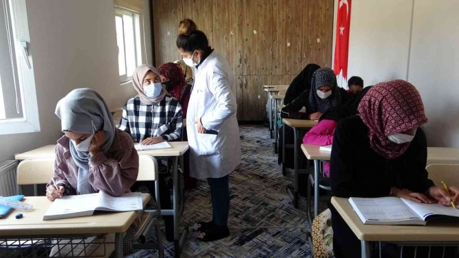 İ̇skele Adem’de Üniversiteye Hazırlanıyorlar