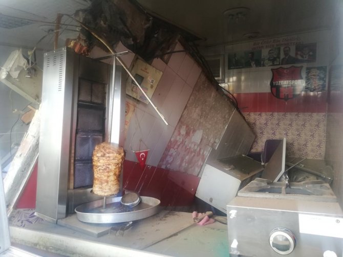 Yozgat’ta Ahşap Binanın Zemin Katı Çöktü
