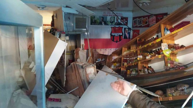 Yozgat’ta Ahşap Binanın Zemin Katı Çöktü