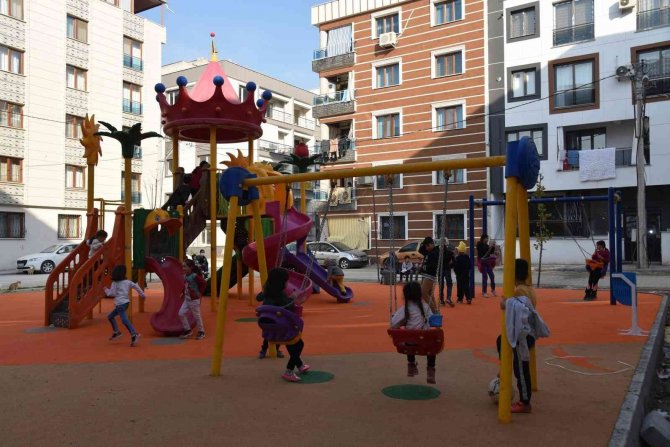 Gül Sokakta Oturan Çocuklar Artık Daha Mutlu