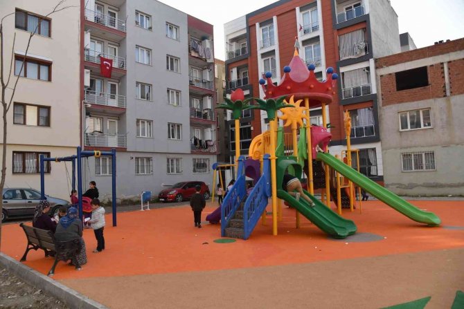 Gül Sokakta Oturan Çocuklar Artık Daha Mutlu