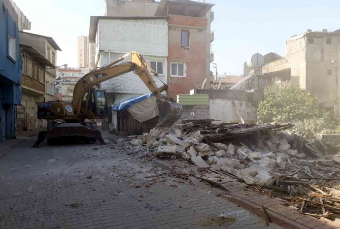 Akdeniz’de Metruk Binaların Yıkımı Sürüyor