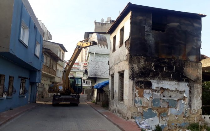 Akdeniz’de Metruk Binaların Yıkımı Sürüyor