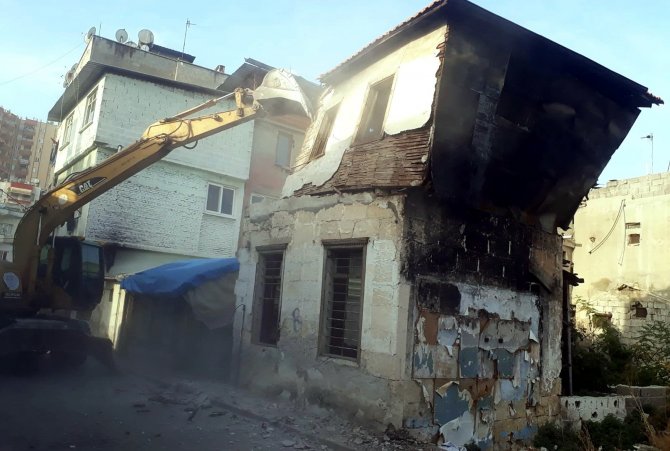 Akdeniz’de Metruk Binaların Yıkımı Sürüyor