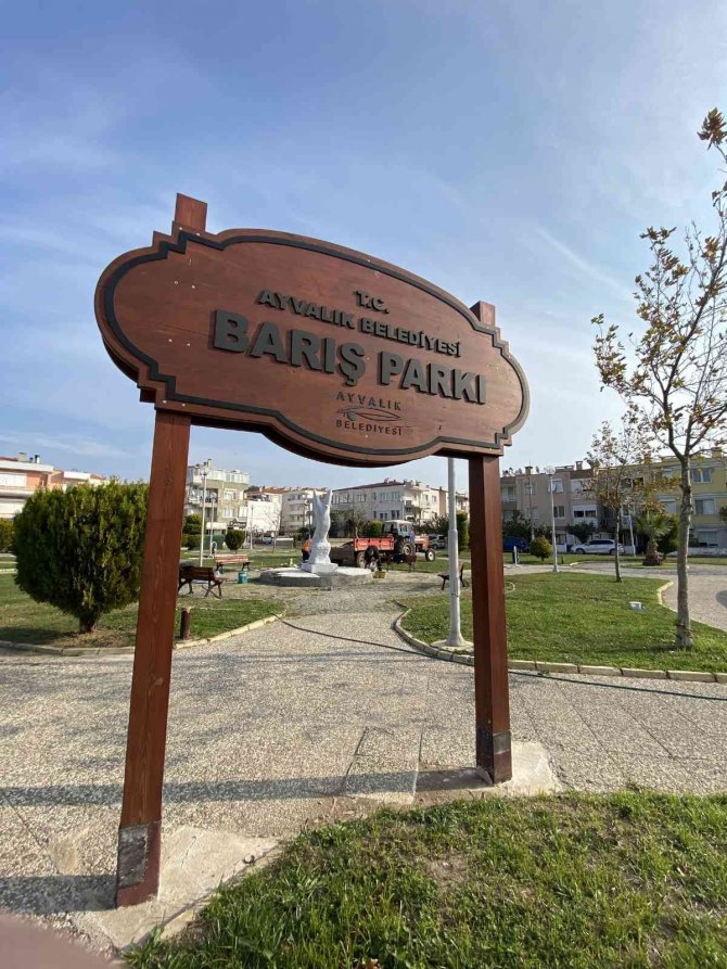 Ayvalık’ta Barış Parkı’na Güvercin Heykeli
