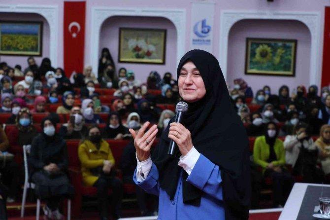 Aile Danışmanı Saliha Erdim "Cinsel Kimlik Karmaşası Aile Hayatındaki Travmadan Kaynaklanıyor"