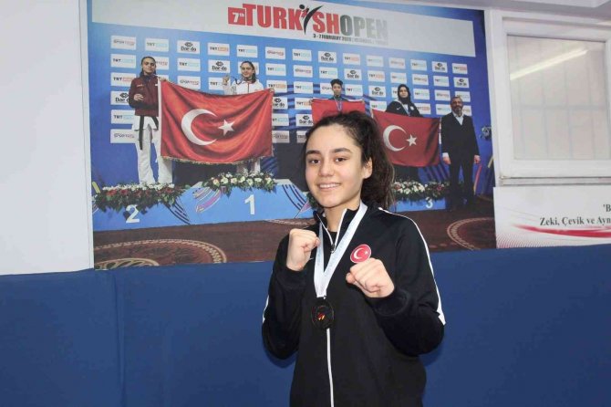 Milli Tekvandocu Sude Yaren Uzunçavdar Saraybosna’dan Bronz Madalya İle Döndü