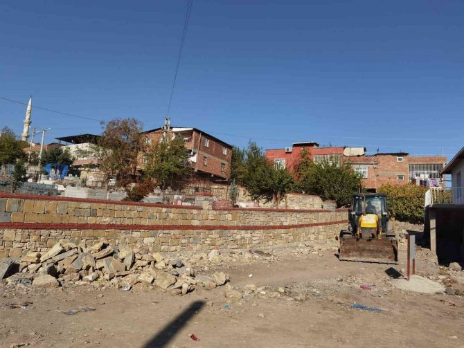 Mezarlıkların Çevre Duvarları Yenileniyor