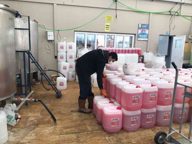Elazığ’da Fabrika Gibi Okul: Öğretmen Ve Öğrenciler El Ele Verdi Hijyen Malzemesi Üreterek 3 Milyon Lira Ciroya Ulaşıldı