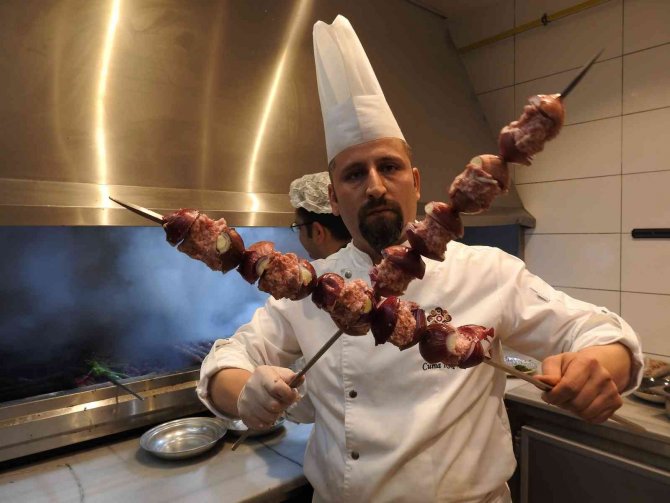 Kış Aylarının Vazgeçilmez Lezzeti: Soğan Kebabı