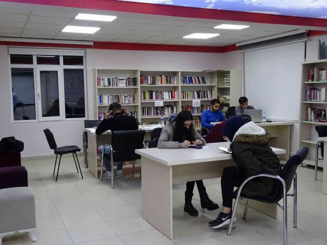 Hisarcık İ̇lçe Halk Kütüphanesi Öğrencilere 14 Saat Hizmet Veriyor