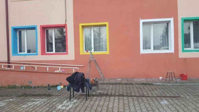 Köy Okuluna Jandarma Eli Değdi